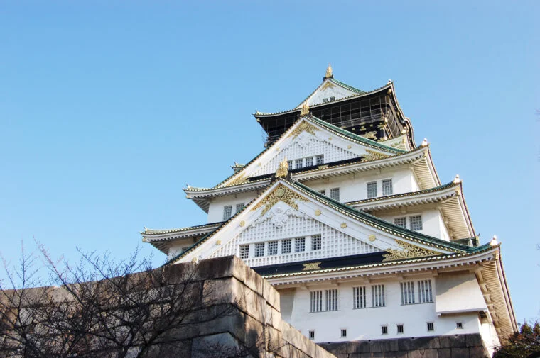 青空の下にそびえる大阪城